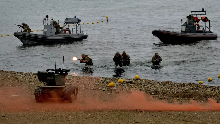 Показательные выступления морских пехотинцев на торжественной церемонии принятия присяги во Всероссийском детском центре Океан Показательные выступления морских пехотинцев на торжественной церемонии принятия присяги во Всероссийском детском центре Океан