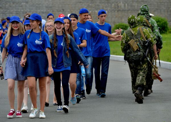 Участники молодежного военно-патриотического движения Юнармия после торжественной церемонии принятия присяги во Всероссийском детском центре Океан