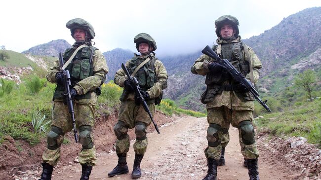Военнослужащие российской армии во время учений в Таджикистане. Архивное фото