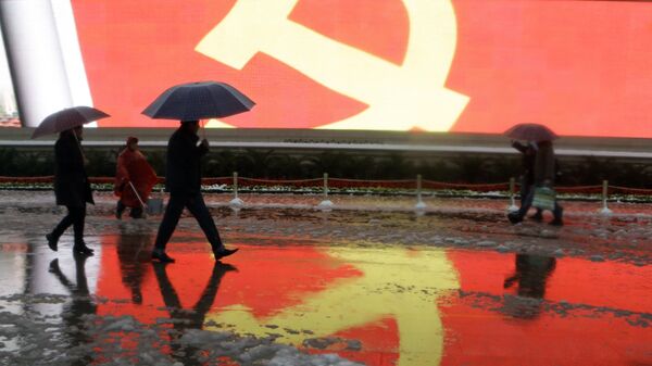 Флаг Коммунистической партии Китая на площади Тяньаньмэнь в Пекина. Архивное фото