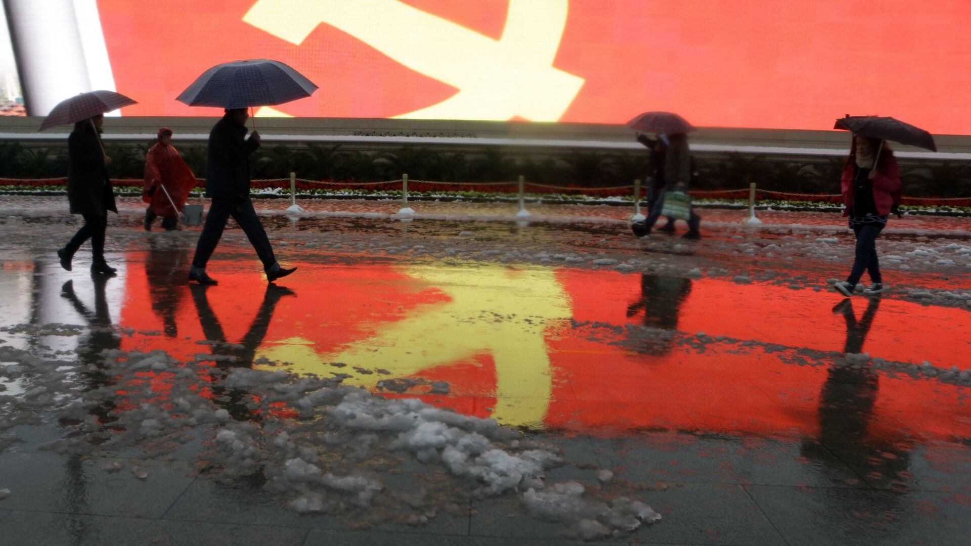 Флаг Коммунистической партии Китая на площади Тяньаньмэнь в Пекина, КНР - РИА Новости, 1920, 19.09.2020