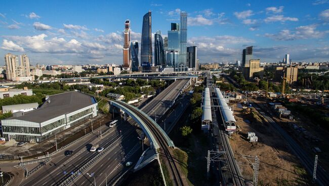 Вид на Московский международный деловой центр Москва-Сити и Московскую кольцевую железную дорогу. Архивное фото