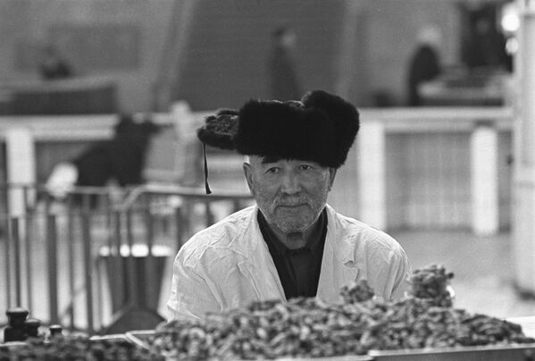 Продавец на Бауманском рынке в Москве