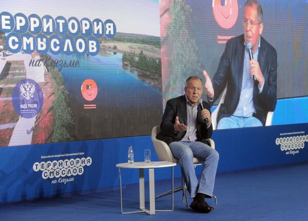 Глава МИД РФ С.Лавров посетил форум Территория смыслов Глава МИД РФ С.Лавров посетил форум Территория смыслов