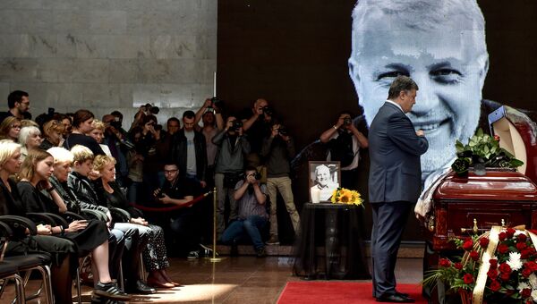 Президент Украины Петр Порошенко на церемонии прощания с погибшим в Киеве журналистом Павлом Шереметом. Архивное фото