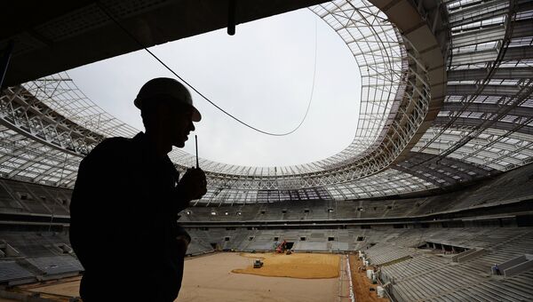 Реконструкция большой спортивной арены Лужники в Москве. Архивное фото