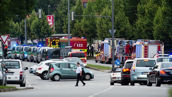Полиция и пожарные на месте стрельбы в торговом центре Мюнхена. 22 июля 2016
