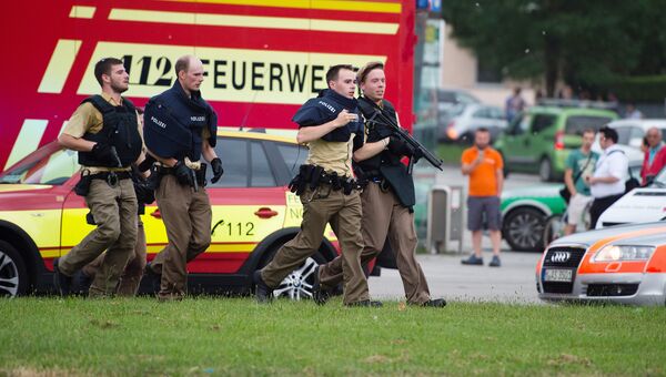 Полиция на месте стрельбы в торговом центре Мюнхена. 22 июля 2016