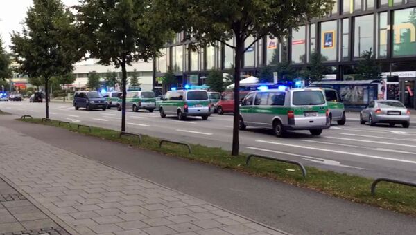 Полиция движется в сторону торгового центра в Мюнхене, где произошла стрельба. 22 июля 2016