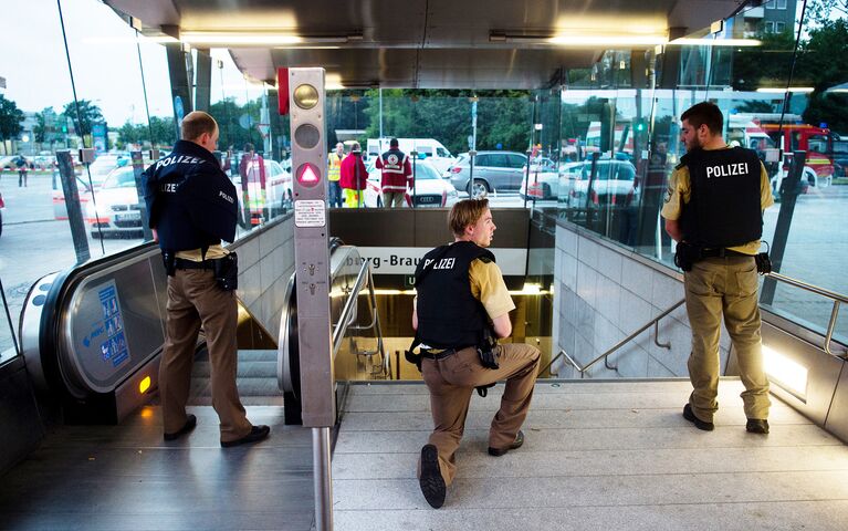 Полиция на станции метро у торгового центра в Мюнхене, где произошла стрельба. 22 июля 2016