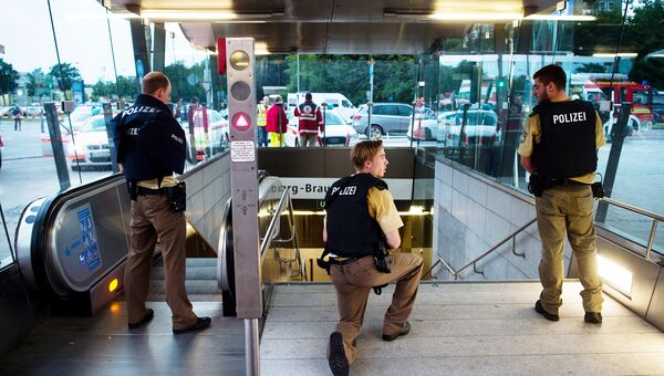 Полиция на станции метро у торгового центра в Мюнхене, где произошла стрельба. 22 июля 2016