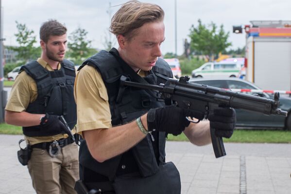 Вооруженные сотрудники полиции на месте стрельбы в торговом центре Мюнхена. 22 июля 2016