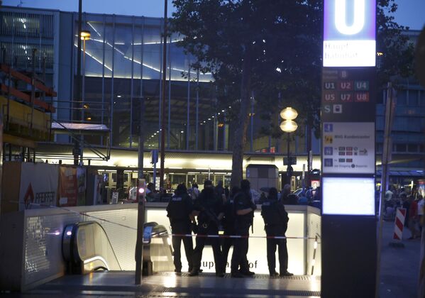 Сотрудники полиции стоят возле входа на железнодорожный вокзал в Мюнхене