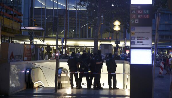 Сотрудники полиции стоят возле входа на железнодорожный вокзал в Мюнхене. Архивное фото