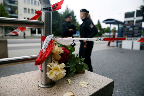 Цветы у места трагедии в Мюнхене, 23 июля 2016 года Цветы у места трагедии в Мюнхене, 23 июля 2016 года