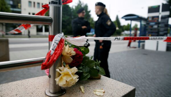 Цветы у места трагедии в Мюнхене, 23 июля 2016 года