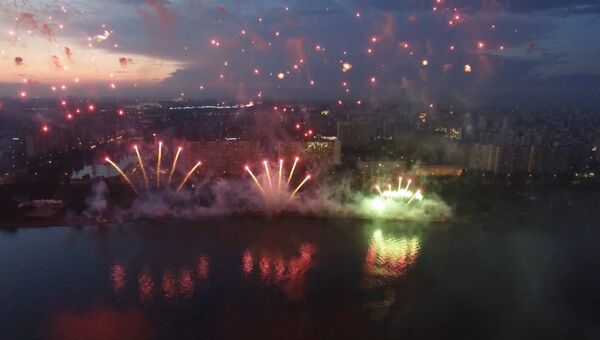 Грандиозное шоу фейерверков на фестивале Ростех в Москве. Съемка с дрона