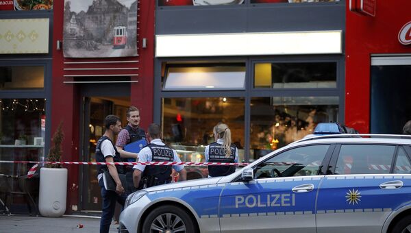 У закусочной в Германии, где беженец из Сирии убил женщину мачете