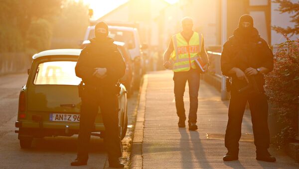 Сотрудники правоохранительных органов на месте взрыва в немецком городе Ансбахе