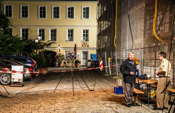 Сотрудники правоохранительных органов на месте взрыва в немецком городе Ансбахе. 25 июля 2016