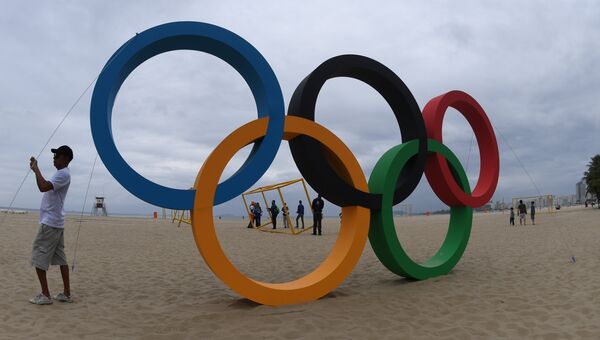 Олимпийские кольца на пляже Копакобана в Рио-де-Жанейро, Бразилия. Архивное фото