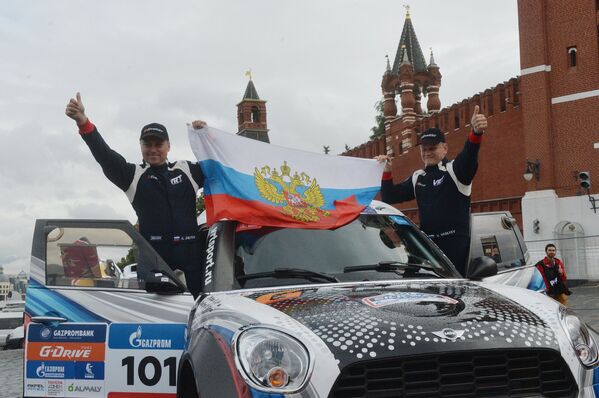 Российский экипаж команды G-Energy Team перед стартом ралли Шелковый путь - 2016 в Москве