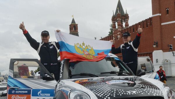 Российский экипаж команды G-Energy Team перед стартом ралли Шелковый путь - 2016 в Москве