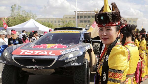 Жительницы Внутреннней Монглогии приветствует участников ралли Шелковый путь - 2016 в городе Алашань