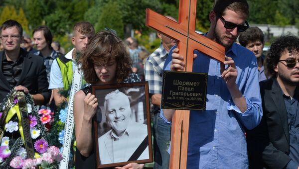 Родные и близкие во время похорон погибшего в Киеве журналиста Павла Шеремета на Северном кладбище Минска