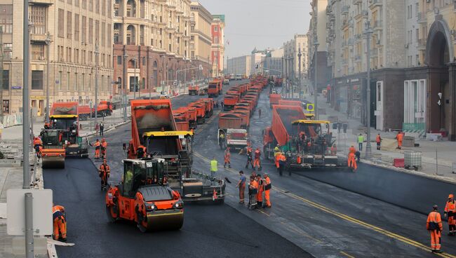 Рабочие во время укладки асфальта на участке Тверской улицы в Москве