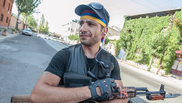 Член группы Сасна црер Ованес Арутюнян на территории захваченного полка ППС полиции района Эребуни в Ереване