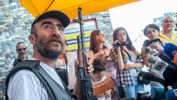 Лидер группы Сасна црер Павлик Манукян на территории захваченного полка полиции в Ереване