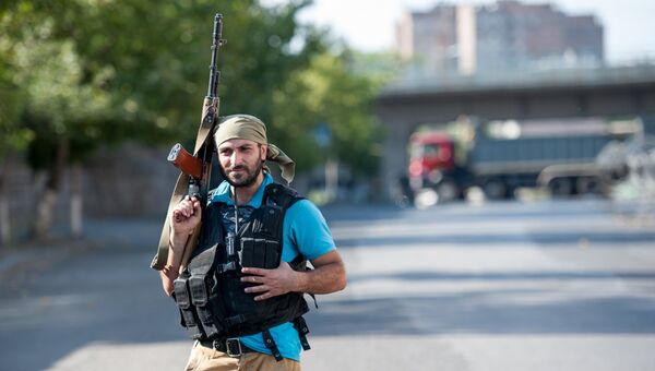 Член группы Сасна црер на территории захваченного полка ППС полиции района Эребуни в Ереване. Архивное фото