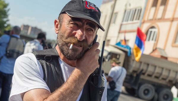 Отец арестованного Арама Манукяна, лидер группы Сасна црер Павлик Манукян на территории захваченного полка полиции в Ереване. Архивное фото