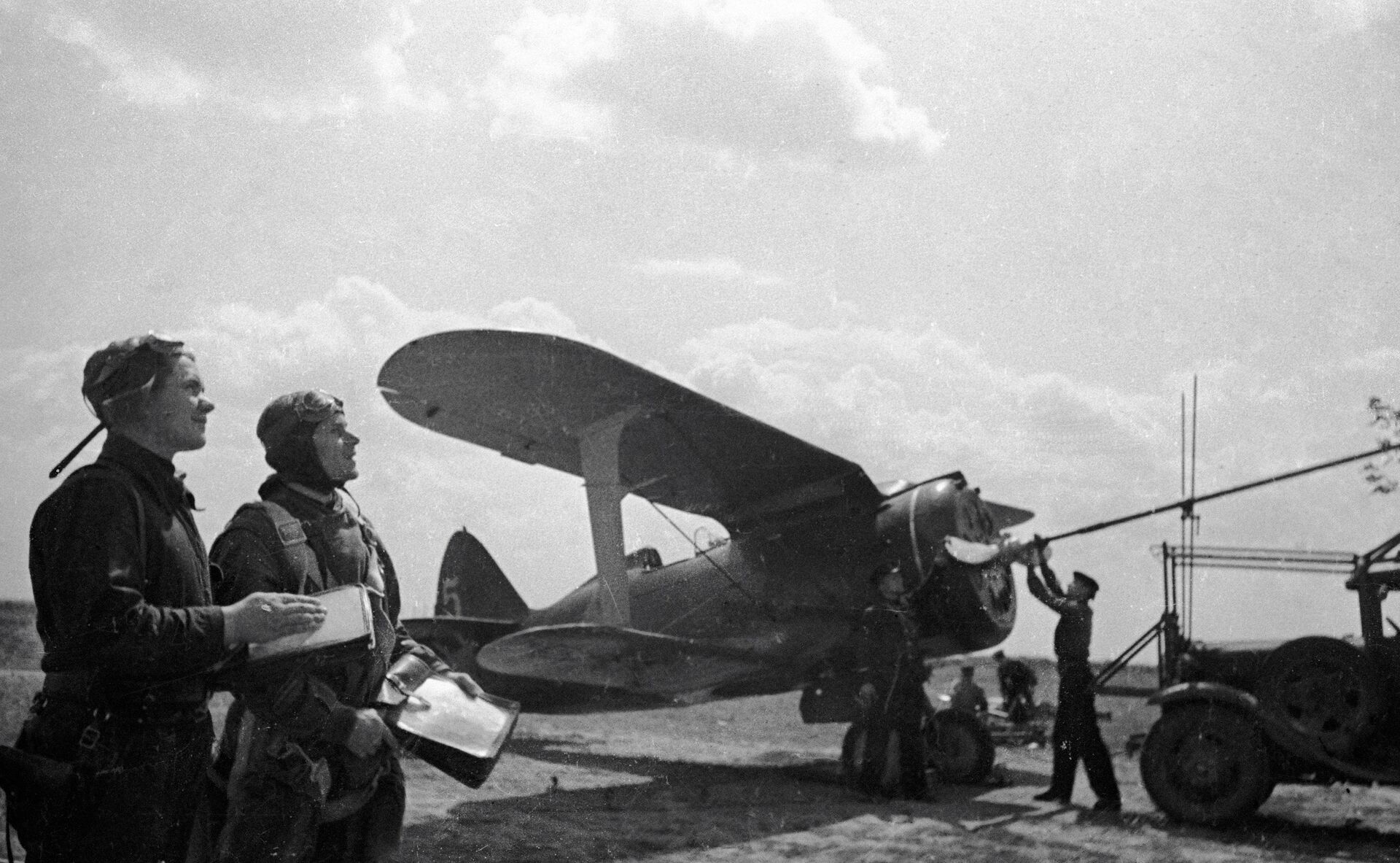 Летчики готовят самолет к боевому вылету - РИА Новости, 1920, 19.05.2021