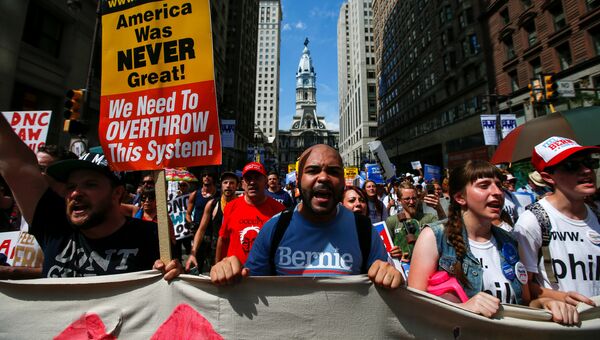 Сторонники Берни Сандерса во время демонстрации в Филадельфии, США. 24 июля 2016