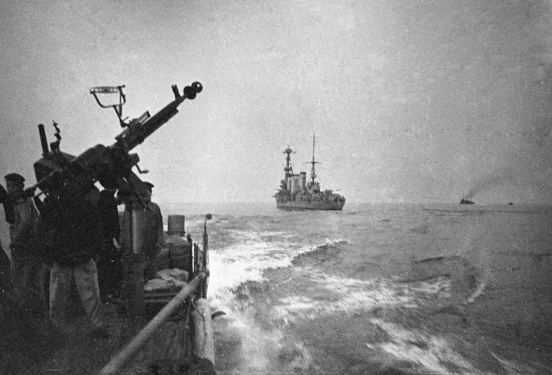 Пулеметчики военного корабля отражают атаку авиации противника - РИА Новости, 1920, 03.08.2021