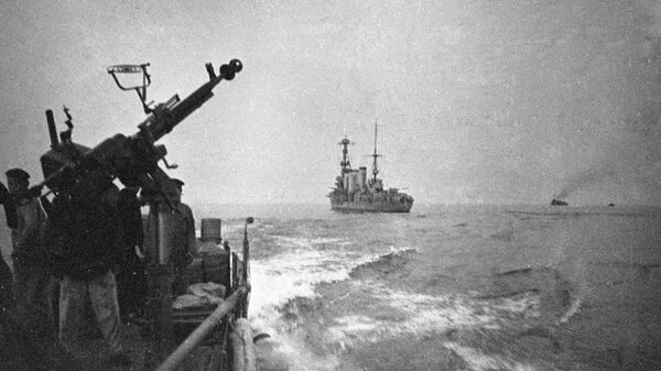 Пулеметчики военного корабля отражают атаку авиации противника