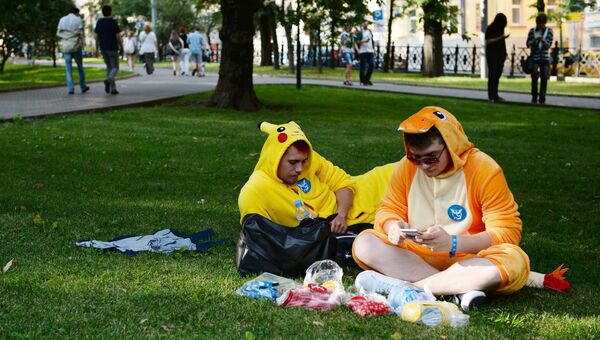 Игроки в Pokemon Go в Ильинском сквере в Москве. Архивное фото