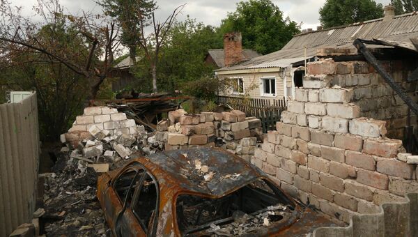 Разрушенный в результате обстрела частный дом в Горловке Донецкой области