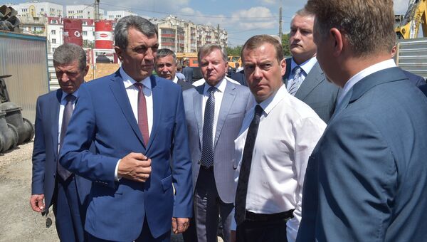 Председатель правительства РФ Дмитрий Медведев во время осмотра строительства дорожной развязки в Севастополе
