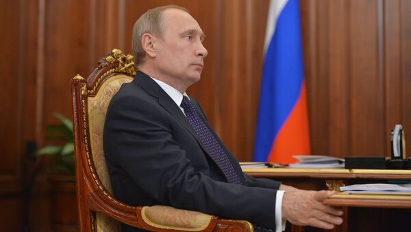 Президент РФ Владимир Путин во время встречи в Кремле с министром энергетики РФ Александром Новаком. 25 июля 2016