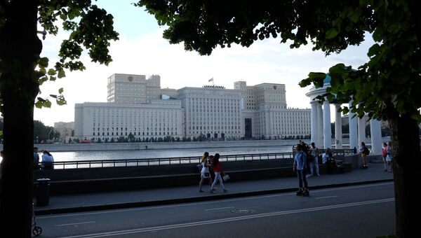 Вид с Пушкинской набережной в Парке Горького на здание министерства обороны РФ
