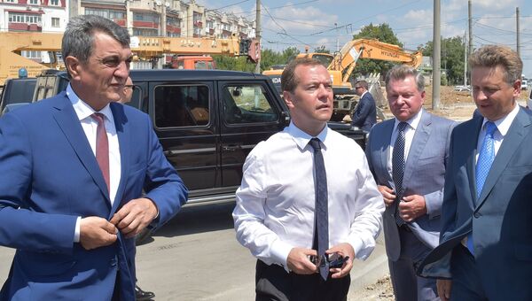 Дмитрий Медведев во время осмотра строительства дорожной развязки в Севастополе. 25 июля 2016