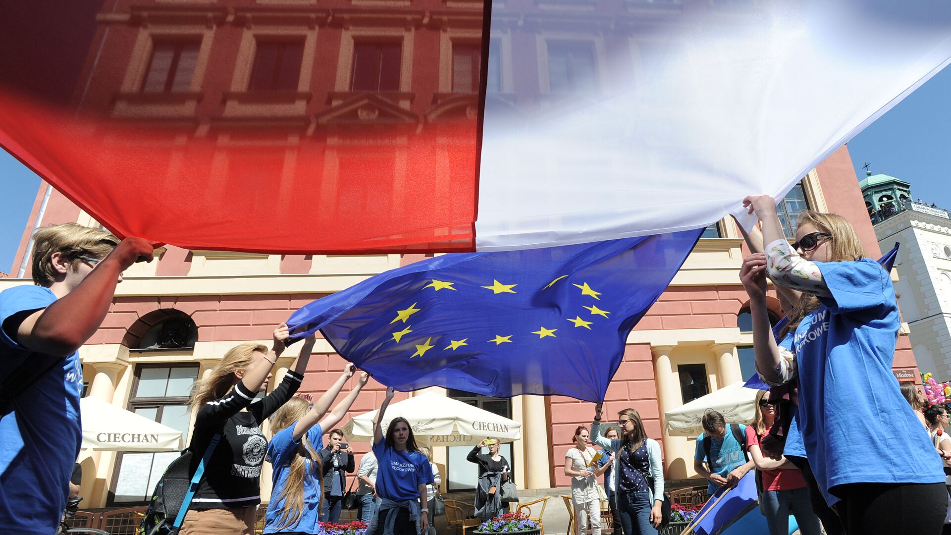 Молодые люди держат флаги Польши и Евросоюза во время демонстрации в Варшаве, Польша - РИА Новости, 1920, 02.03.2022