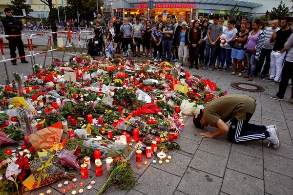 Цветы на месте трагедии в Мюнхене, 23 июля 2016 года Цветы на месте трагедии в Мюнхене, 23 июля 2016 года