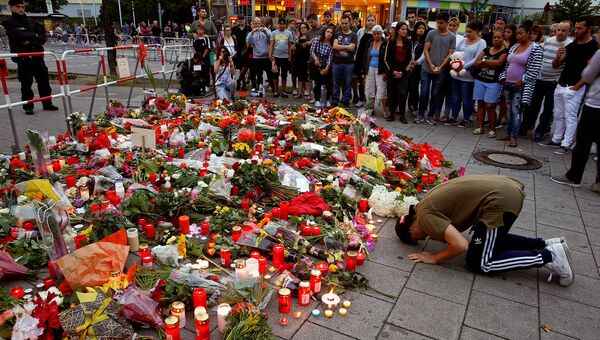 Цветы на месте трагедии в Мюнхене, 23 июля 2016 года