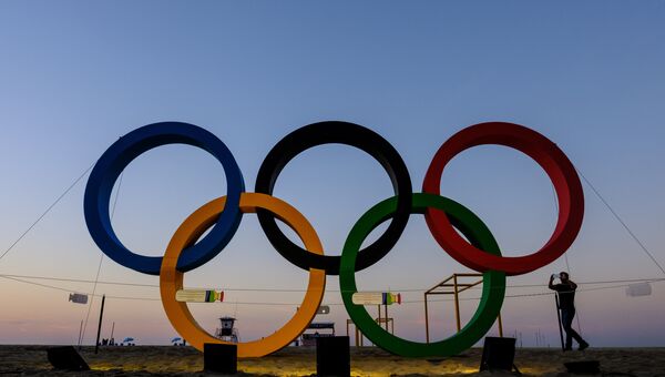 Олимпийские кольца на пляже Копакабана в Рио-де-Жанейро. Архивное фото