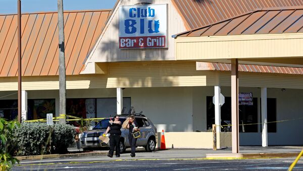 Полицейские на стоянке клуба Club Blu, в котором произошла стрельба, в городе Форт Майерс, штат Флорида. 25 июля 2016