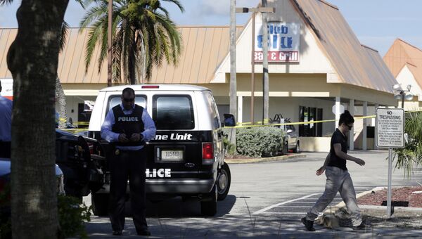 Полицейские на месте стрельбы рядом с клубом Club Blu в городе Форт Майерс, штат Флорида. 25 июля 2016